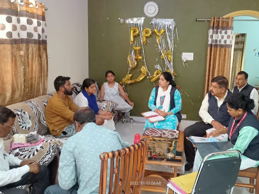 गणेश जायसवाल और राजू जायसवाल के घर में जांच करती ईओडब्ल्यू की टीम।