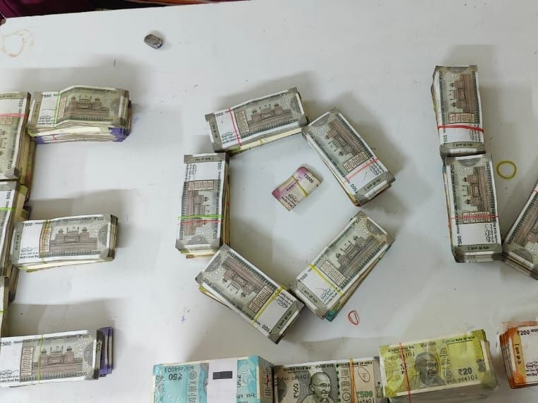 जयसवाल बंधुओं से बरामद रुपए।