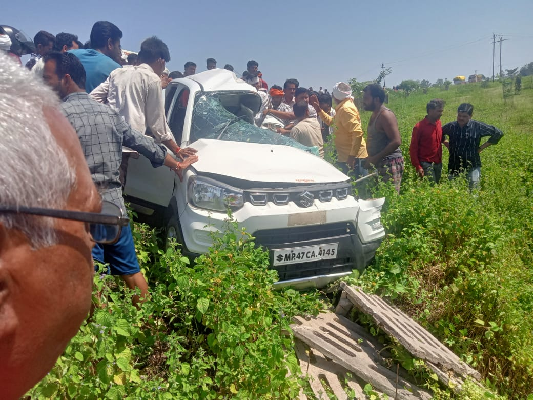 आयशर से टकराकर कार सड़क से उतर गई।