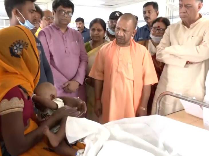 मरीजों से योगी ने पूछा- इलाज ठीक से हो रहा है न, कोई दिक्कत तो नहीं।