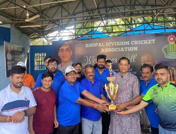 रोमांचक मुकाबले में सिविल विभाग ने बिल्डिंग परमिशन शाखा को हरा दिया और ट्रॉफी पर कब्जा जमाया। टूर्नामेंट के विजेताओं को बीडीसीए के चेयरमैन ध्रुवनारायण सिंह ने पुरस्कृत किया।