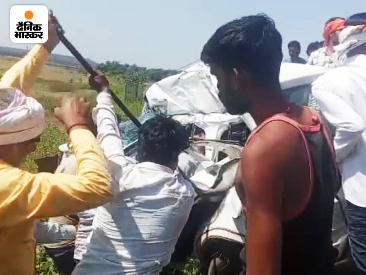 हादसा सागर-राहतगढ़ मार्ग पर बेरखेड़ी के पास हुआ। टक्कर से कार पिचक गई। कार सवार अंदर बुरी तरह फंस गए। लोगों ने सब्बल की मदद से उनको बाहर निकाला।