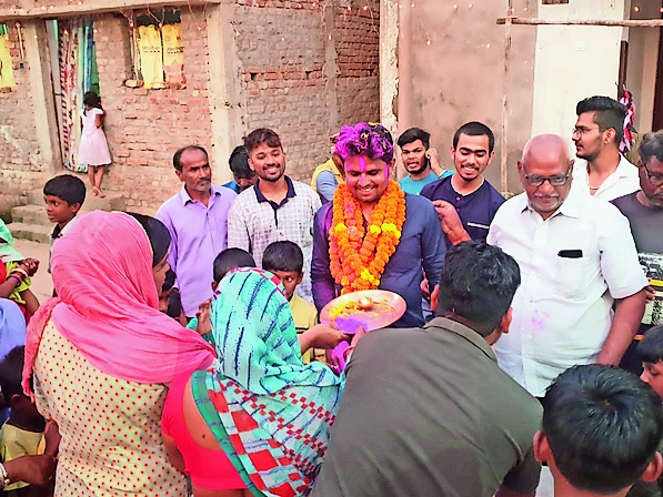 पार्षद ऋषि शास्त्री के जिला उपाध्यक्ष निर्वाचित होने पर जमकर जश्न मना। - Dainik Bhaskar