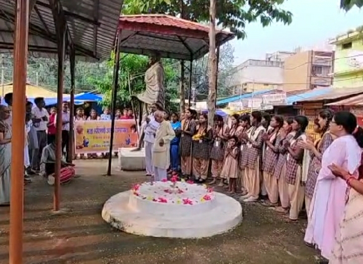 शहरवसियों ने बापू को श्रद्धांजलि दी।
