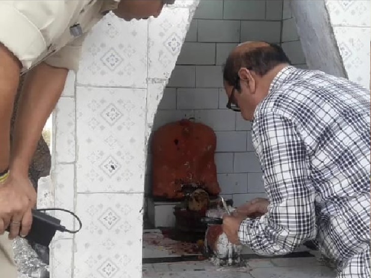 मंदिर से सबूत उठाते फोरेंसिक एक्सपर्ट