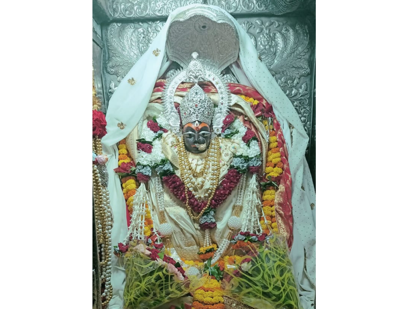 मैहर के त्रिकूट पर्वत पर विराजीं माता रानी।