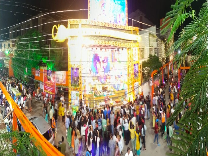 पदयात्रियों के साथ-साथ शहर में देवी दर्शन करने निकले लोग।