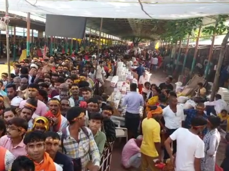 अष्टमी पर दर्शन करने के लिए मंदिर में लगी भक्तों की कतार।