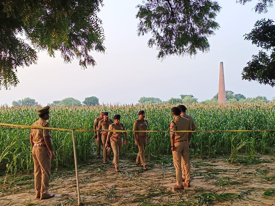 यह क्राइम सीन है। यहीं पर लड़की की गला दबाकर हत्या की गई।