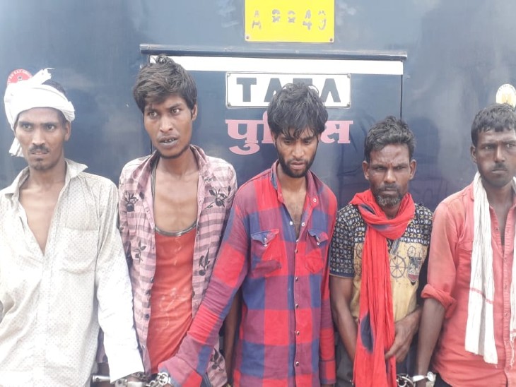 पुलिस की गिरफ्त में आये 5 आरोपी। - Dainik Bhaskar