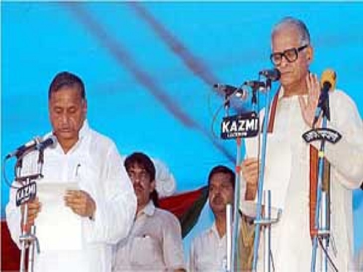 मुलायम सिंह को तीसरी बार CM पद की शपथ दिलाते तत्कालीन गवर्नर विष्णुकांत शास्त्री।