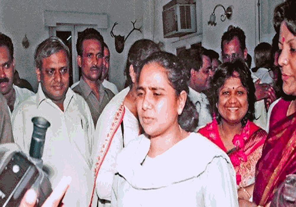 तस्वीर गेस्ट हाउस के बाहर की है। जान बचने के बाद पत्रकारों से मायावती ने बात की थी।