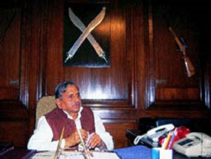 रक्षामंत्री रहते मुलायम ने चीन को लेकर भारत की नीति का खुलकर विरोध किया। तिब्बत को अलग देश के तौर पर मान्यता देने की बात कही।