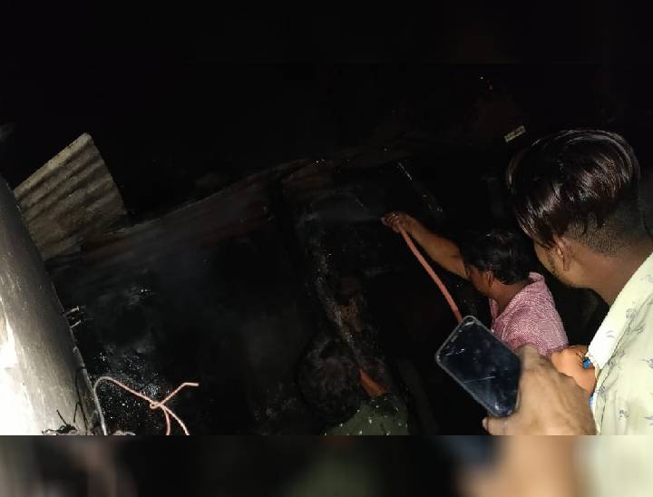 रेलवे गेट बंद होने और अंडरब्रिज के नीचे से दमकलें नहीं गुजर पाई। इस कारण आसपास के रहवासी अपने घरों से पानी लेकर पहुंचे और आग बुझाई।