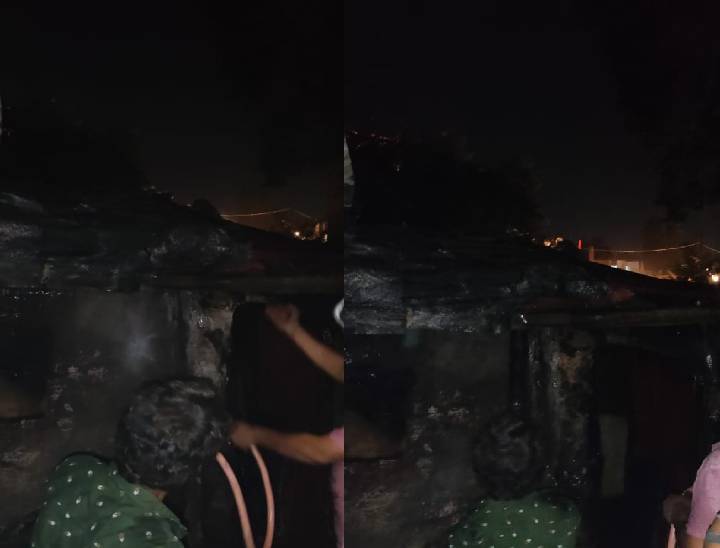 छोला इलाके में लगी आग को बुझाते लोग।