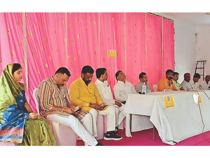 महूपुरा स्थित कम्युनिटी हाॅल में आयोजित रूबरू कार्यक्रम में जनप्रतिनिधियों - Dainik Bhaskar