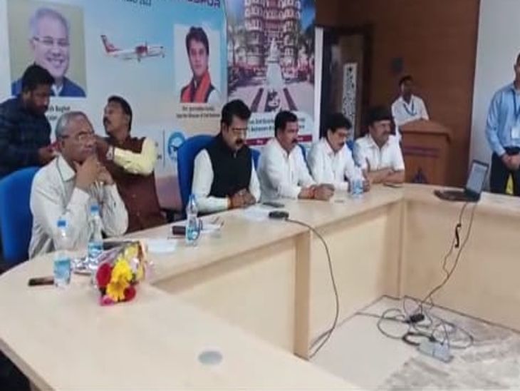 सांसद लालवानी ने छत्तीसगढ़ में पोस्टर पर मंत्री सिंधिया का फोटो नहीं लगाने पर ली आपत्ति।