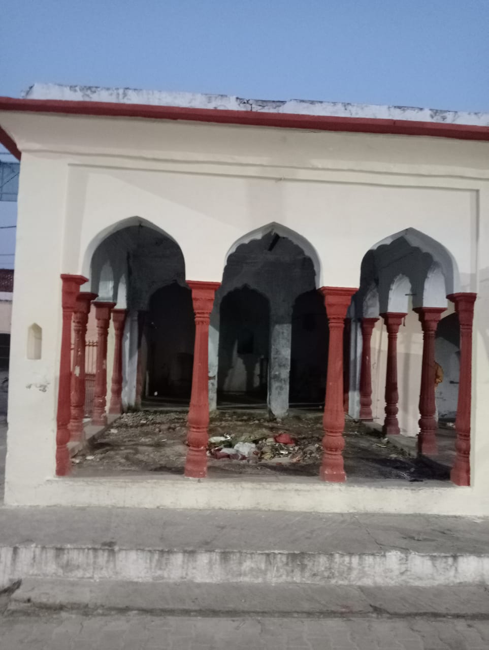 जिस कुएं से पानी निकालकर मंदोदरी स्नान करती थीं वह आज कूड़े से भर चुका है।