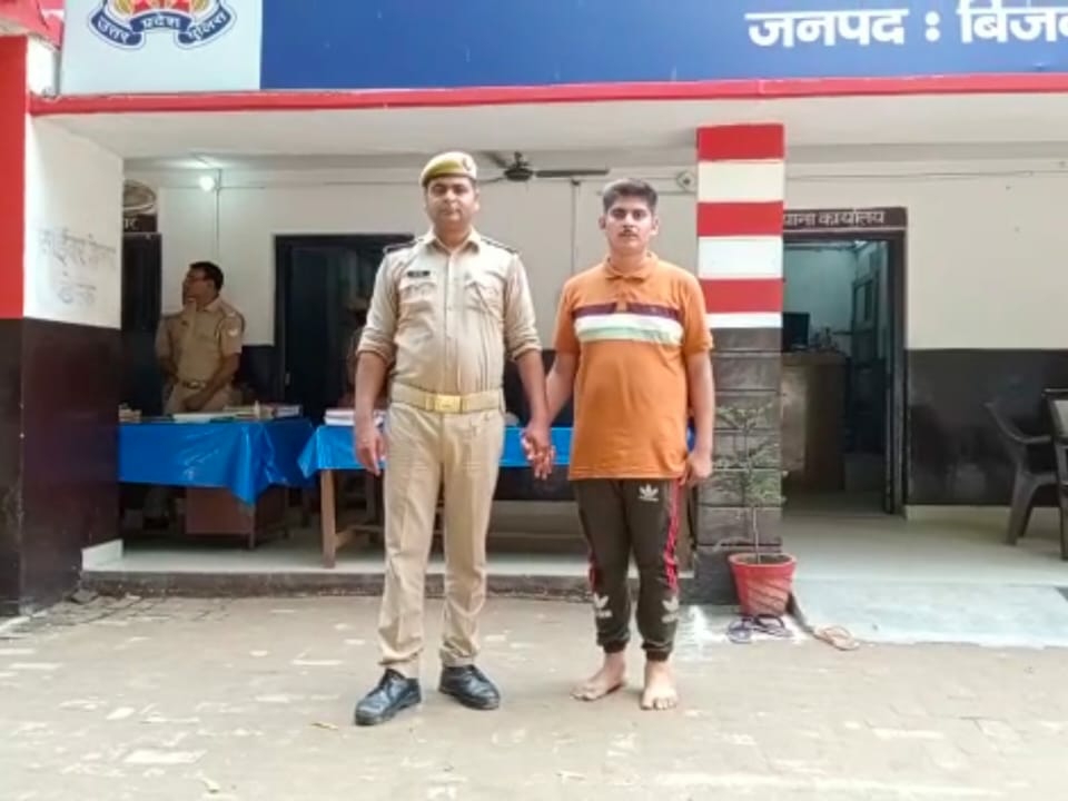 पुलिस की गिरफ्त में आरोपी शिवा। - Dainik Bhaskar
