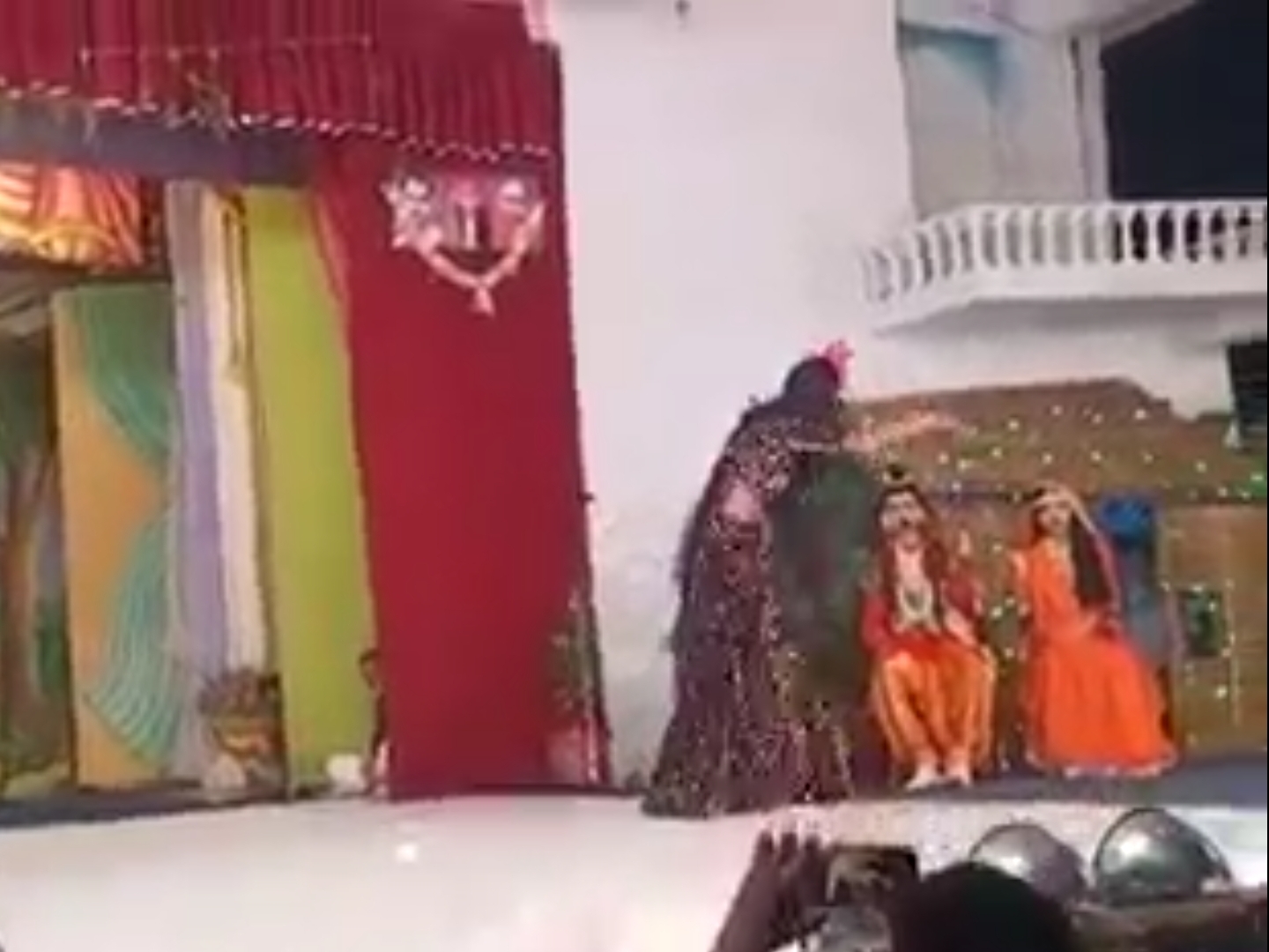 मंच पर भगवान श्रीराम और माता सीता के सामने अभिनय करता कलाकार।