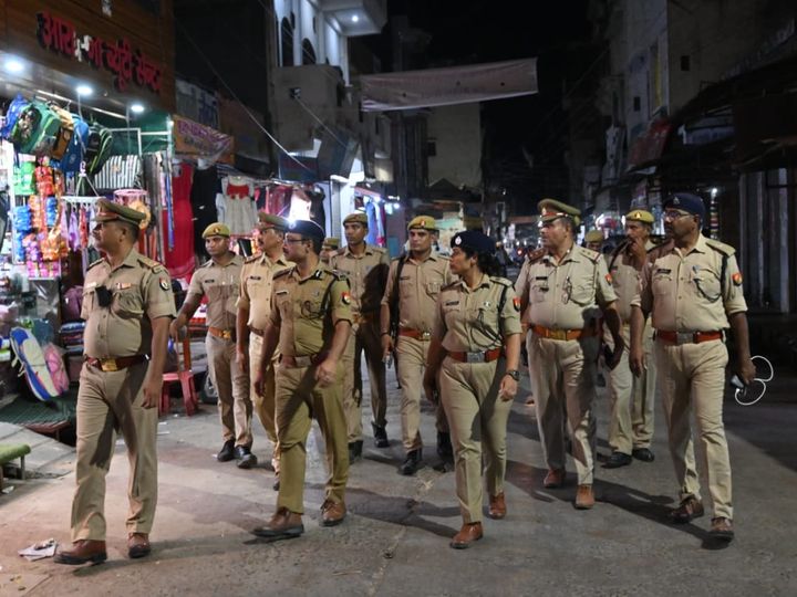 गांव में तनाव को देखते हुए रात में भी पुलिस फोर्स तैनात की गई।