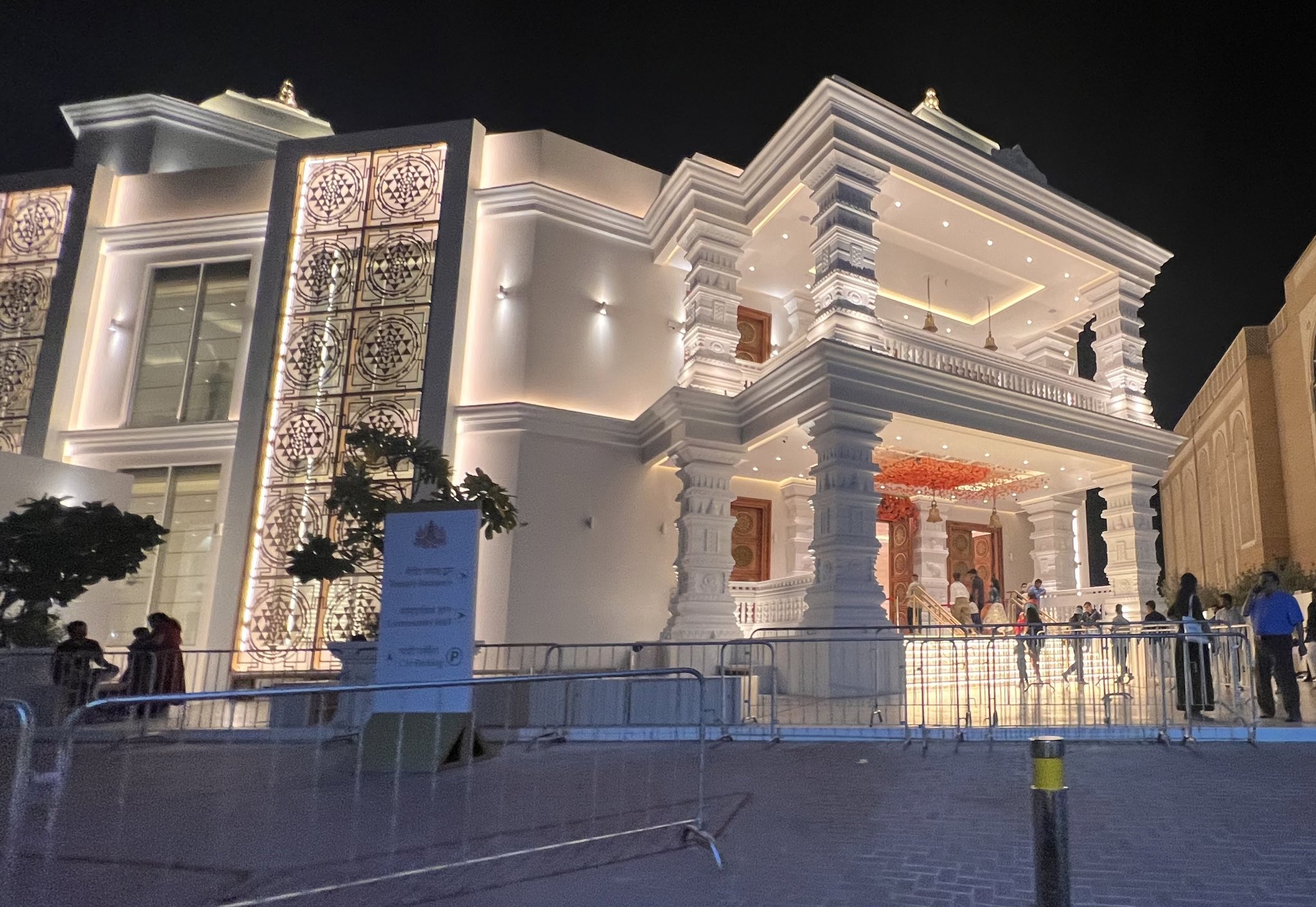 यह मंदिर जाबेल अली एरिया में है। इस इलाके को ‘वर्शिप विलेज’ या पूजा गांव भी कहा जाता है। इसकी वजह यह है कि यहां 6 चर्च और सिख श्रद्धालुओं के लिए बेहद खूबसूरत गुरू नानक दरबार गुरुद्वारा भी है।