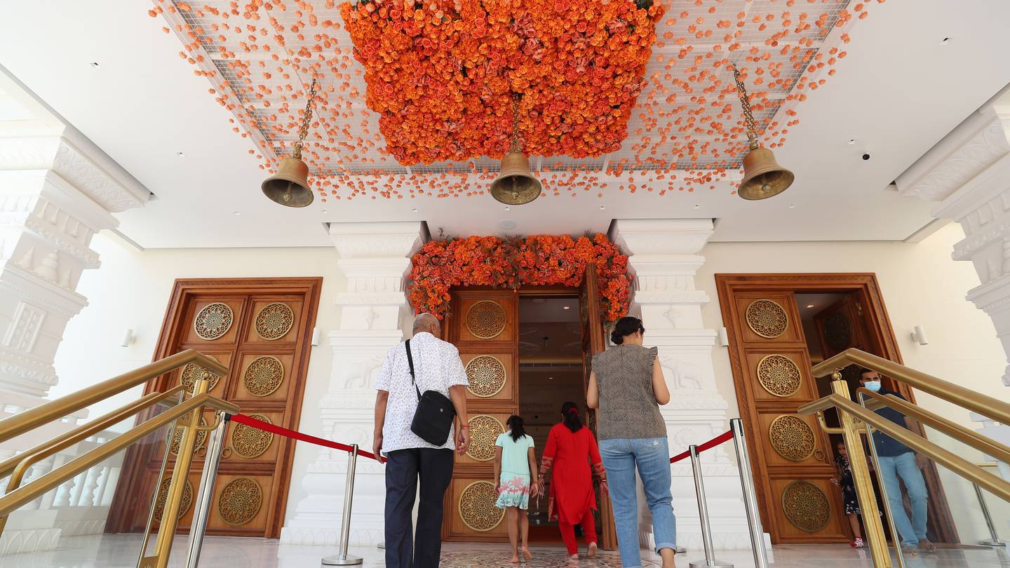 मंदिर में ज्यादातर हिस्से को सफेद संगमरमर से तैयार किया गया है। कई जगहों पर काले संगमरमर का इस्तेमाल भी किया गया है। मूर्तियां जयपुर, कन्याकुमारी और मदुरई के कुशल कारीगरों ने तराशी हैं।