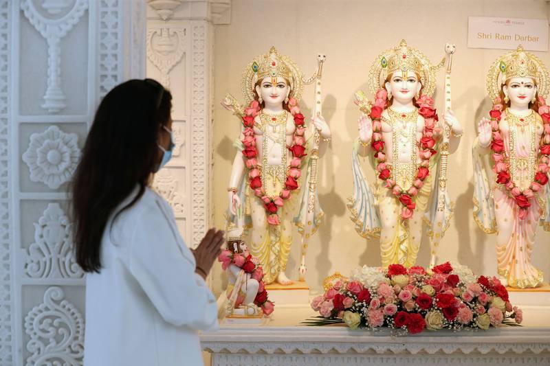 यहां हिंदी और अरबी में निर्देश लिखे गए हैं। किचन में एक बार में एक हजार लोगों के भोजन तैयार होगा। अबुधाबी में भी एक मंदिर तैयार बन रहा है। यह अगले साल दिवाली तक तैयार हो जाएगा। इसकी तारीख फिलहाल तय नहीं है।