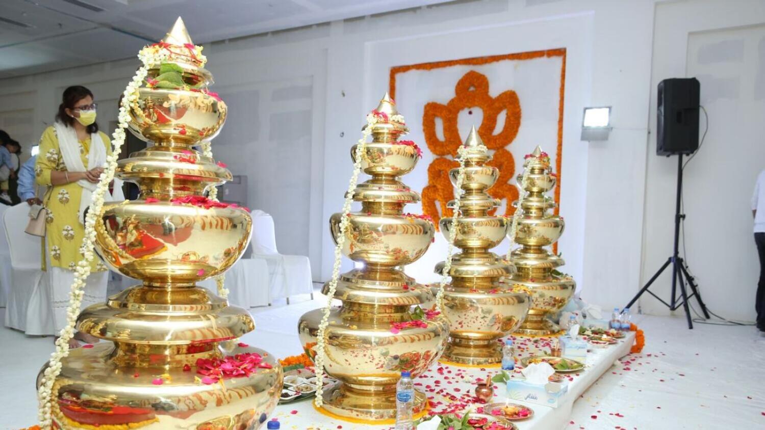 अंदर के पिलर्स की डिजाइन गुजरात के सोमनाथ मंदिर से प्रेरित है। शिखर हिंदू मंदिर के नागर शैली से प्रेरित हैं। मंदिर के निर्माण पर अनुमानित तौर पर 550 करोड़ रुपए खर्च हुए हैं। इसका शिखर पूरी तरह पीतल का है, यह काफी दूर से नजर आता है।