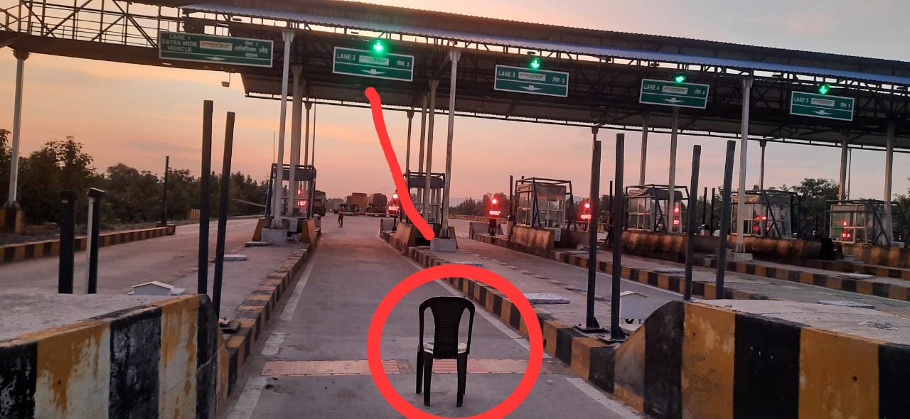 बीच सड़क पर रखी कुर्सी।