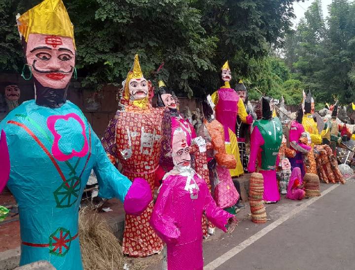 बारिश के चलते रावण के पुतलों की बिक्री पर असर पड़ा है। हालांकि, कारीगरों को उम्मीद है कि उनके सारे पुतले बिक जाएंगे।