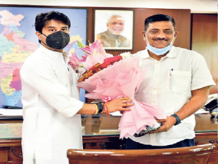 बिहार के जल संसाधन मंत्री संजय कुमार झा ने केंद्रीय नागरिक उड्डयन मंत्री ज्योतिरादित्य एम सिंधिया से चर्चा करते हुए। - Dainik Bhaskar