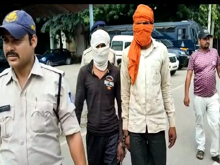 पुलिस कस्टडी में आते दोनों चोर