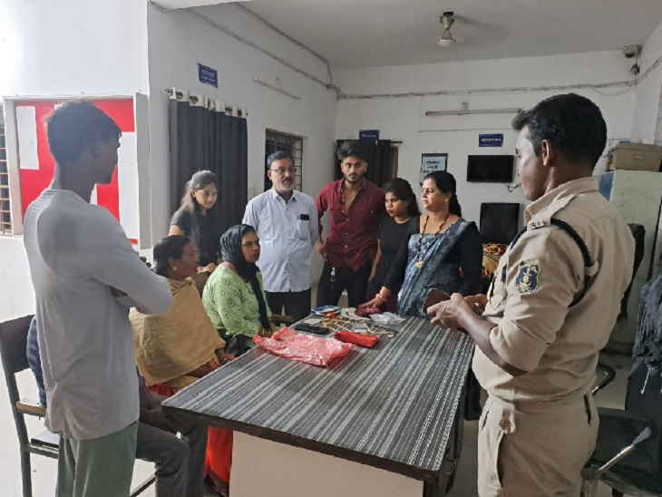 बस कंडक्टर की ईमानदारी से महिला को मिल गए खोए हुए जेवर।