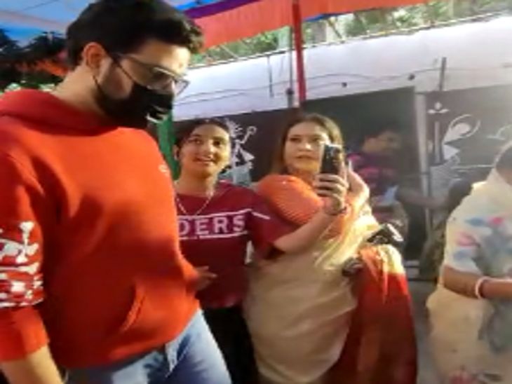 अभिनेता अभिषेक बच्चन के साथ सेल्फी लेने के लिए युवा क्रेजी दिखे।