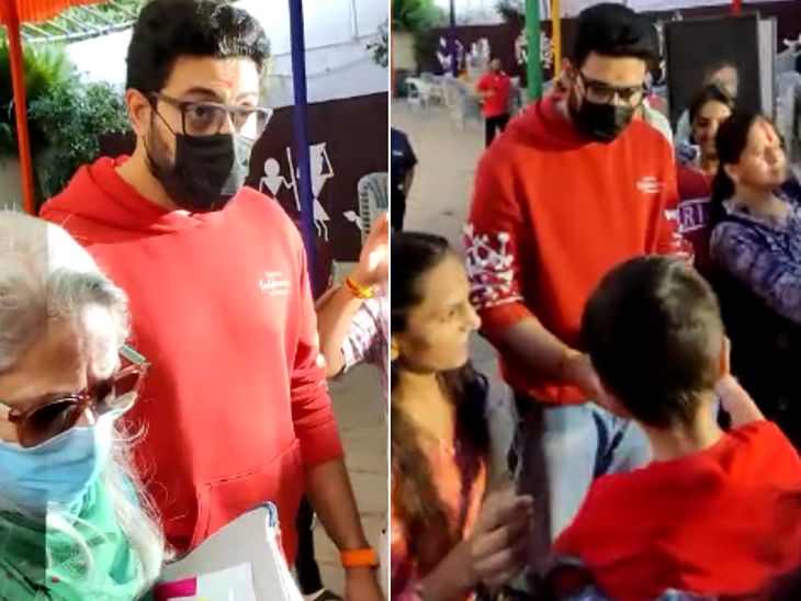 मुंबई से अभिषेक मां जया बच्चन के साथ भोपाल आए। वे सीधे कालीबाड़ी पहुंचे और मां की पूजा की।