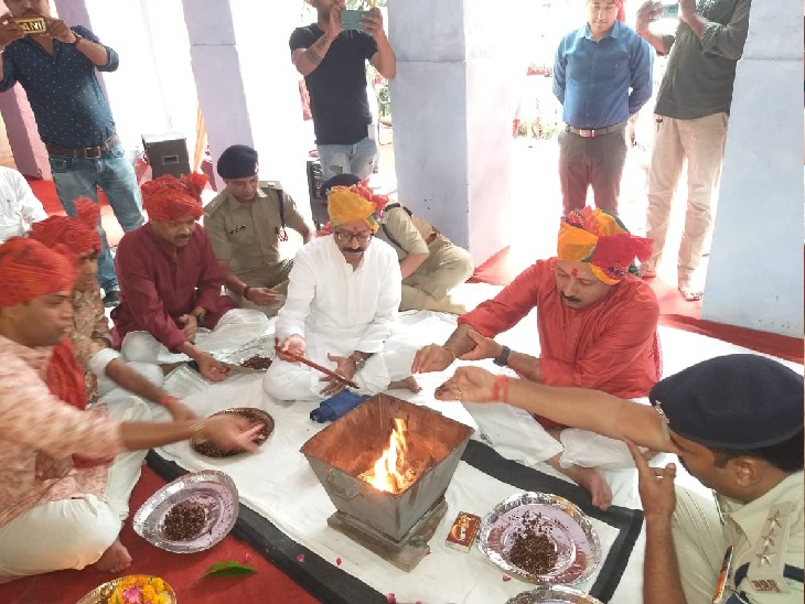 दशहरा के मौके पर पुलिस लाइन में हवन में शामिल होते ADG और SSP