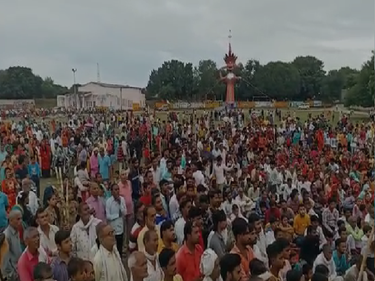 श्रीरामलीला मंचन के दौरान का दृश्य। रावण दहन काे देखने जुटी भीड़।