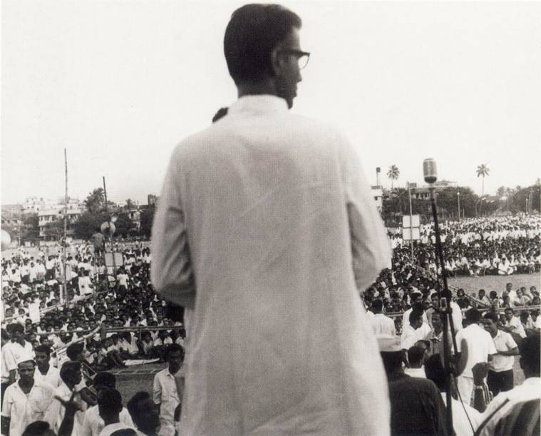 30 अक्टूबर 1966 को हुई शिवसेना की पहली दशहरा रैली में बाल ठाकरे फॉर्मल सफेद पैंट और शर्ट पहनकर आए थे, बाद में भगवा रंग का कपड़ा उनकी पहचान बन गया।