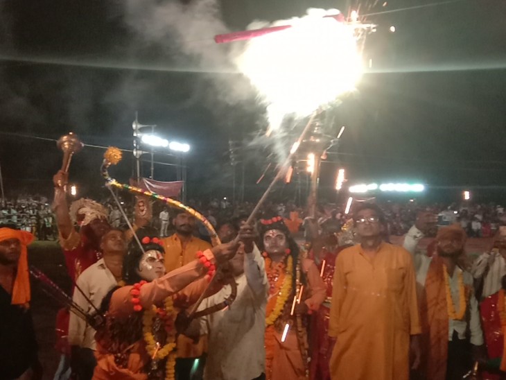 आग जलता हुआ तीर छोड़ते भगवान राम।