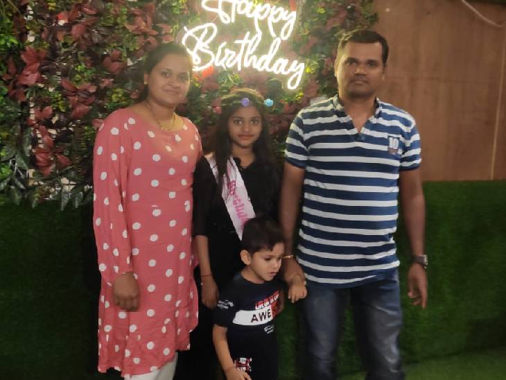 मां रक्षा, पिता संतोष और भाई हार्दिक के साथ माही शिंदे। मंगलवार रात गरबा देखने के दौरान उसे गोली लगी थी। 12 घंटे बाद बुधवार को उसने अस्पताल में दम तोड़ दिया।