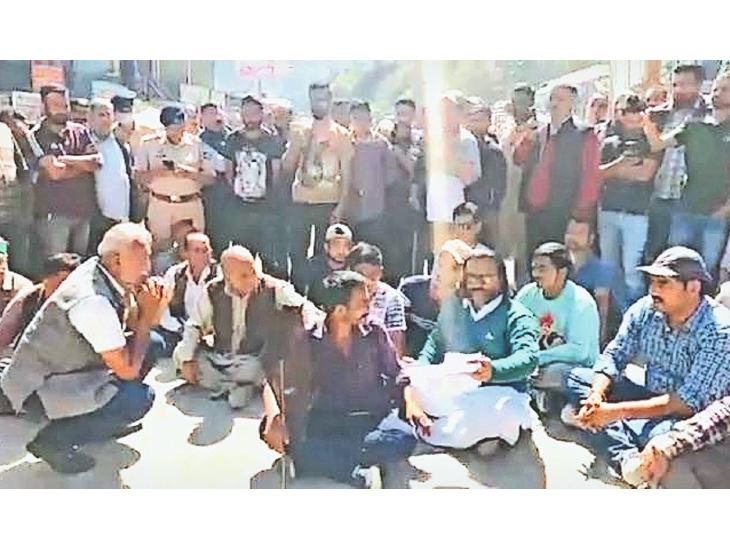 नाराज लोगों से बात करते विधायक राकेश सिंघा।