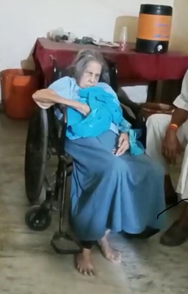बहू कनकबालि का आरोप है कि व्हीलचेयर पर महारानी को रजिस्ट्रार ऑफिस ले जाया गया था। इसके बाद से उनका कुछ अता-पता नहीं है कि वे कहां हैं।