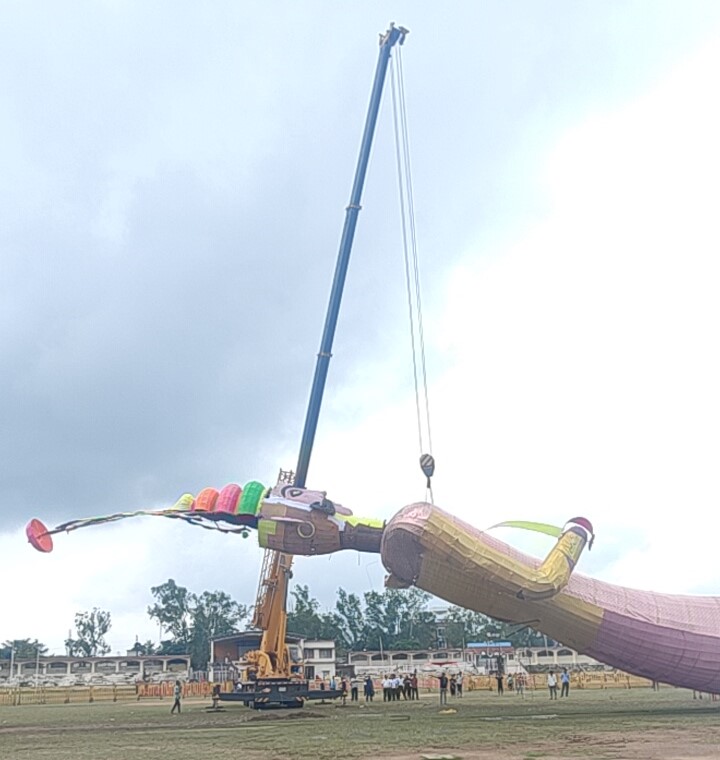 क्रेन से रावण के पुतले को खड़ा करने में कारीगरों को 13-14 घंटे गए थे। रात भर से हो रही बारिस में स्टेडियम की मिट्टी गीली हो गई है।