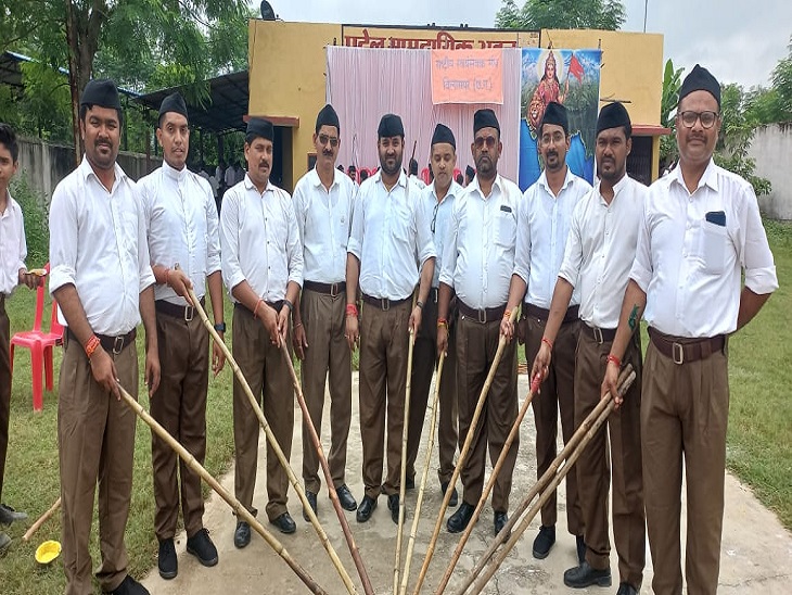 स्वयं सेवकों ने लाठी लहरा कर किया शौर्य प्रदर्शन।