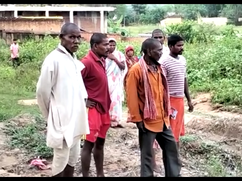 जानकारी लगाने पर मौके पर पहुंचे बच्चे के परिजन।