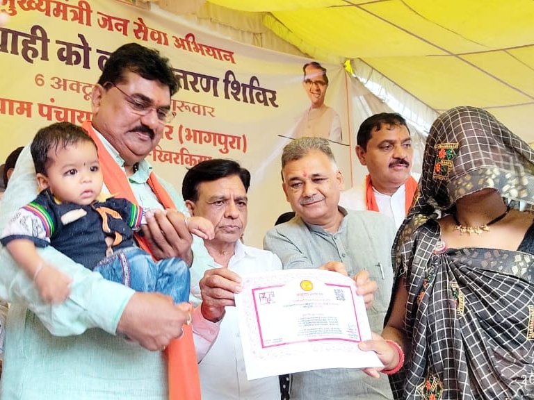 लाडली लक्ष्मी योजना का प्रमाण पत्र देते मंत्रीद्वय।