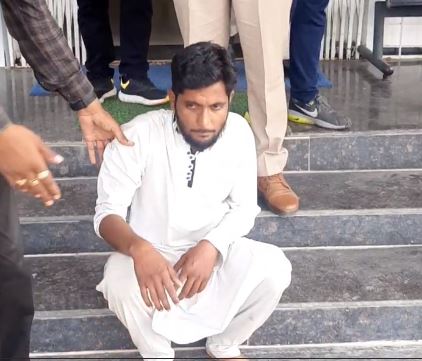 पुलिस की गिरफ्त में दुष्कर्म का आरोपी शाहरूख।