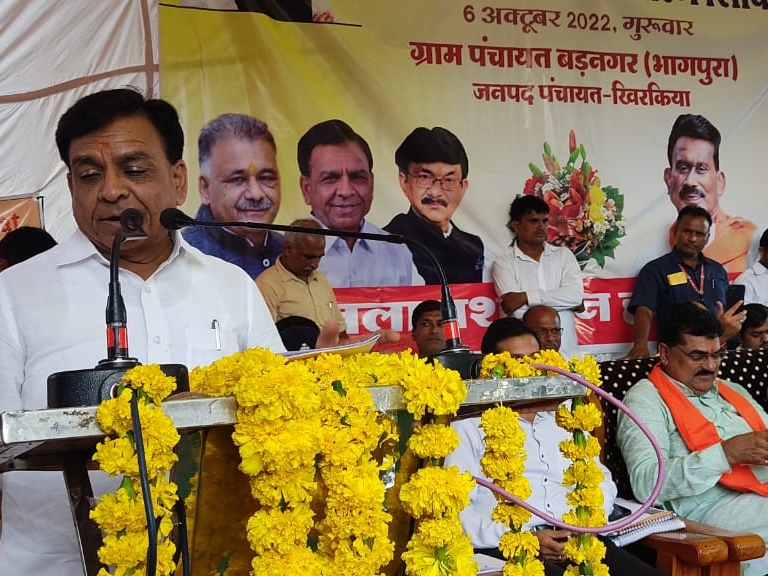 कार्यक्रम में वित्त मंत्री जगदीश देवड़ा ने लोगों को योजनाओं की जानकारी दी।