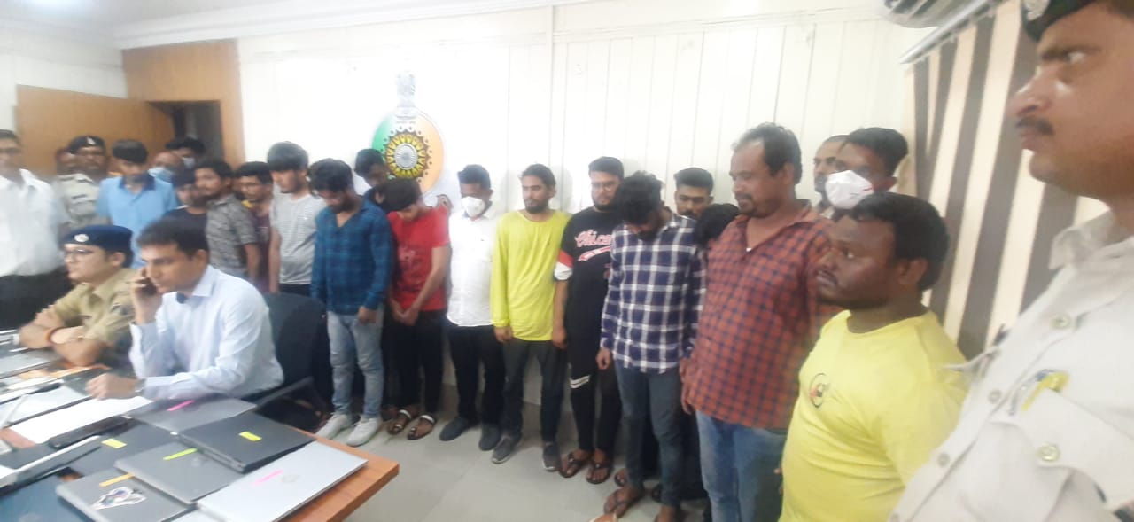 रायपुर SSP प्रशांत अग्रवाल ने गिरफ्तारियों की जानकारी दी। - Dainik Bhaskar